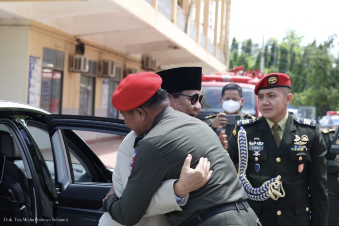Prabowo Subianto dapat pelukan dari Letjen Chab Peakdey