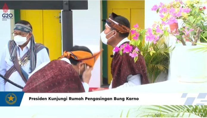 Presiden Jokowi basuh muka dari air sumur rumah pengasingan Soekarno