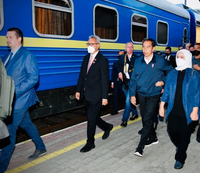 Presiden Jokowi bersiap naik kereta yang membawanya ke Kiev