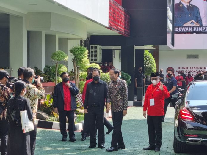 Presiden Jokowi hadiri rakernas PDIP di Lenteng Agung mengenakan batik