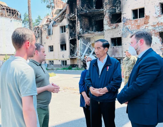 Presiden Jokowi serius saat kunjungi apartemen hancur di Kiev