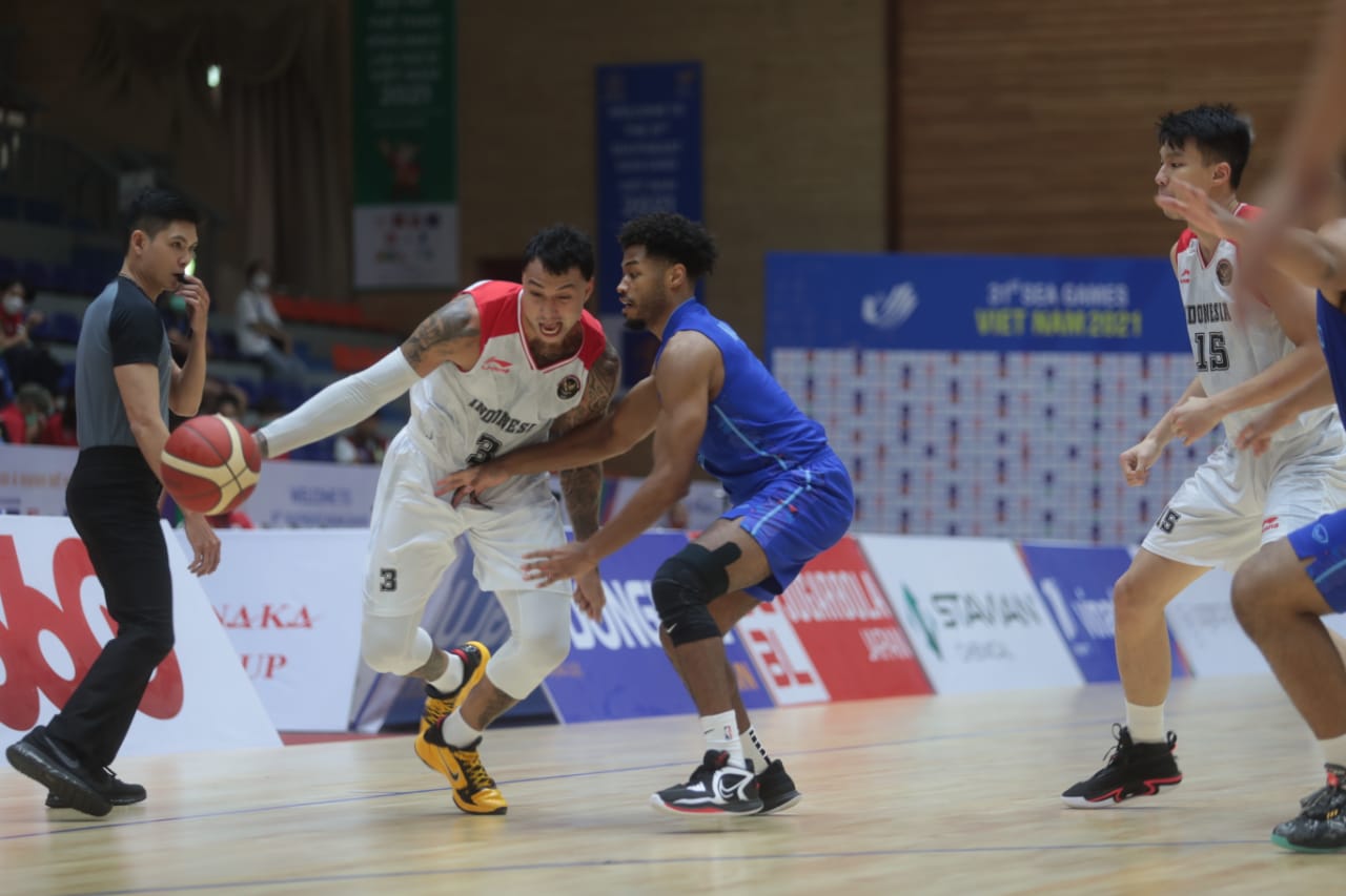 Tim Basket Indonesia (putih) saat kalahkan Thailand di SEA Games Vietnam