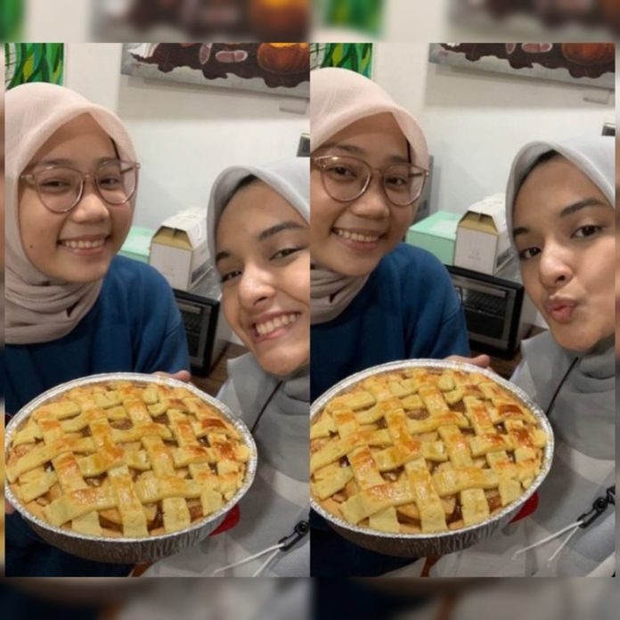 Nabila Ishma dan Zara membuat apple pie untuk Eril (Instagram)