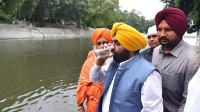 Menteri Utama Punjab, Bhagwant Mann meminum air dari sungai Kali Bein. (The Indian Express)