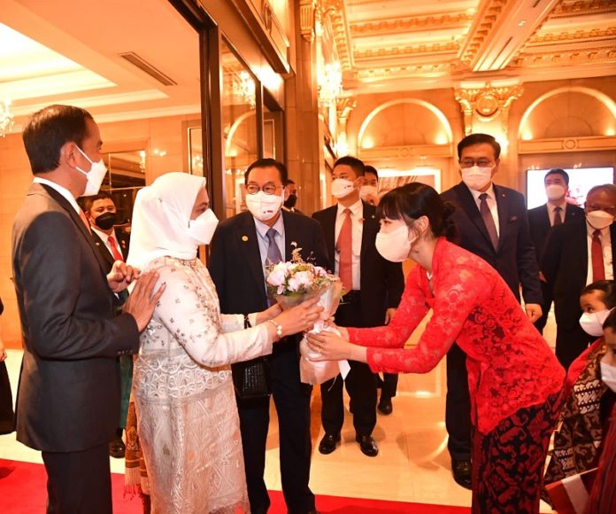 Dita Karang saat menyambut Presiden Jokowi dan Ibu Negara Iriana