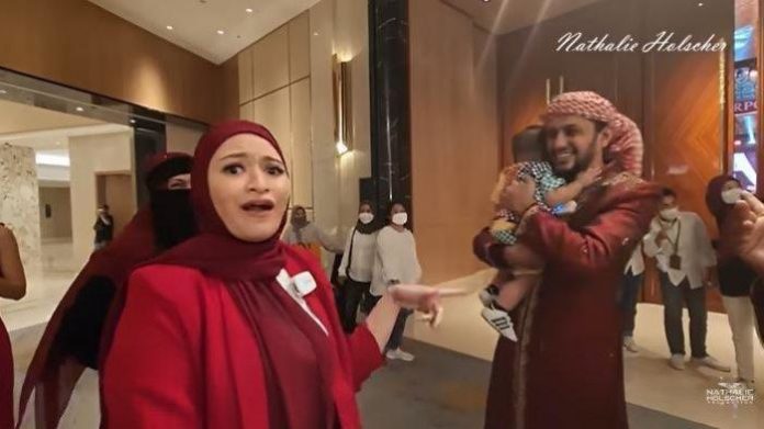 Nathalie Holscher dan Ustaz Kasif Heer (YouTube)