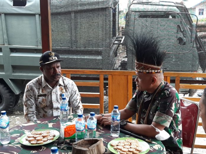 Pj Bupati Nduga, Namia Gwijangge (kiri) berbincang dengan Danrem Brigjen Juinta (kanan)