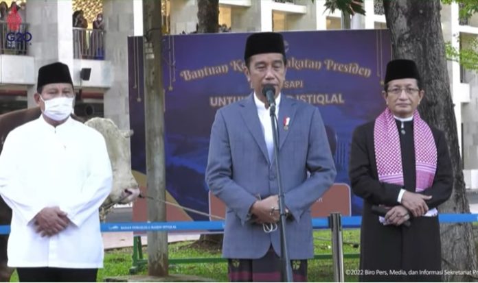 Prabowo Subianto (baju koko putih) dampingi Presiden Jokowi serahkan hewan kurban