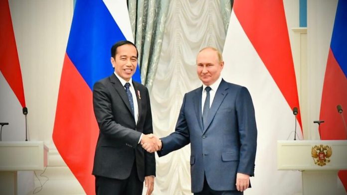 Presiden Jokowi dan Vladimir Putin tersenyum usai konferensi pers bersama