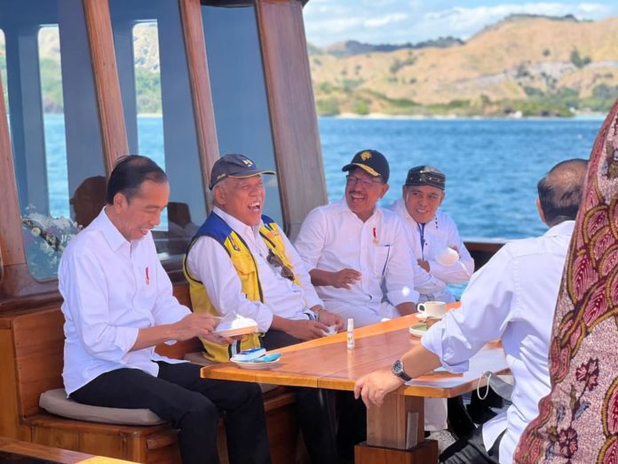 Presiden Jokowi saat berbincang di Kapal Pinisi ke Pulau Rinca