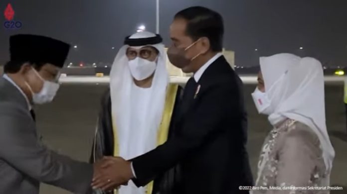 Presiden Jokowi saat menyalami Prabowo di Bandara PEA