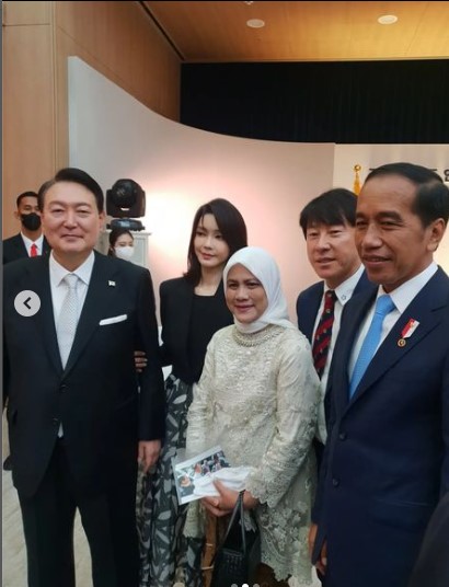 Shin Tae-yong saat berfoto dengan Presiden Jokowi dan Yoon Seuk-yeol