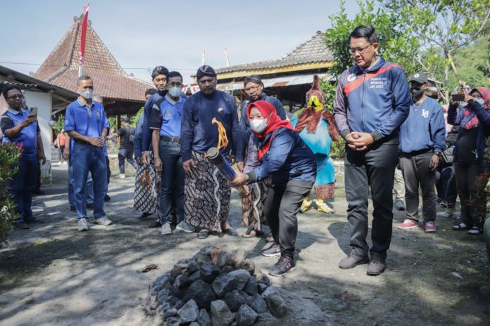 Bupati Slema Kustini nyalakan obor Porda dari api Gunung Merapi