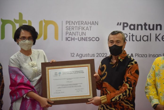 Gubernur Syamsuar terima sertifikat Warisan Takbenda dari UNESCO