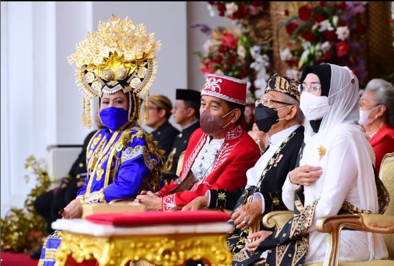 Presiden Joko Widodo, Ibu Iriana dan istri Wakil Presiden Wuru Esty Handayani menyaksikan HUT RI di Istana Negara, 17 Agustus 2022