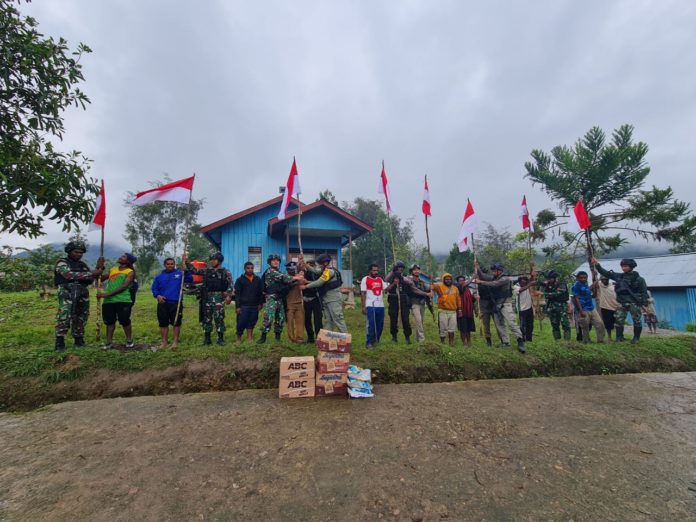 TNI-Polri dan Masyarakat Oksibil pasang Bendera Merah-Putih