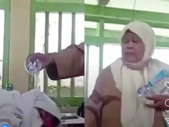 Guru menyiram air ke murid yang tertidur