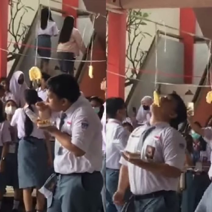 Siswa SMA lomba makan kerupuk pakai nasi kotak