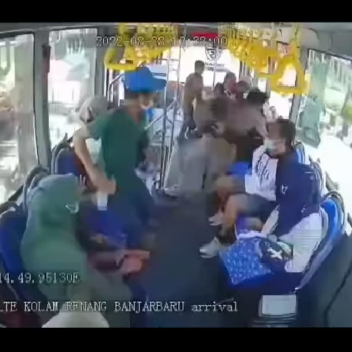 pemukulan di bus Trans-Banjarbakula