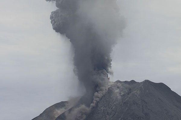 gunung ibu erupsi