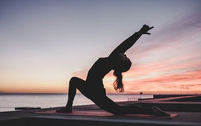 Ilustrasi gerakan yoga yang membuat aktivitas seksual menjadi lebih baik (Unsplash/kikevega)