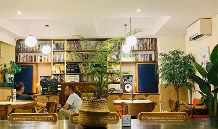 Dengan working space senyaman ini, sangat membuat pengungjung betah berlama-lama di Ruma Coffeatery. (instagram.com/@kellynenggala)