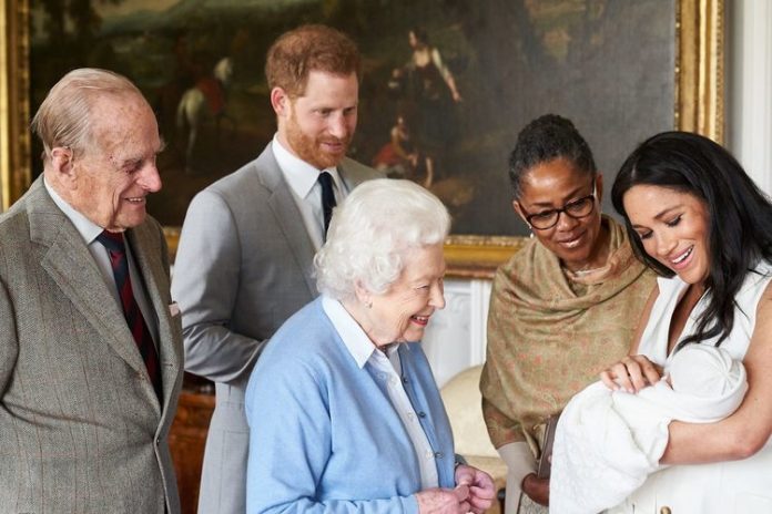 Ratu Elizabeth bersama Harry dan Meghan