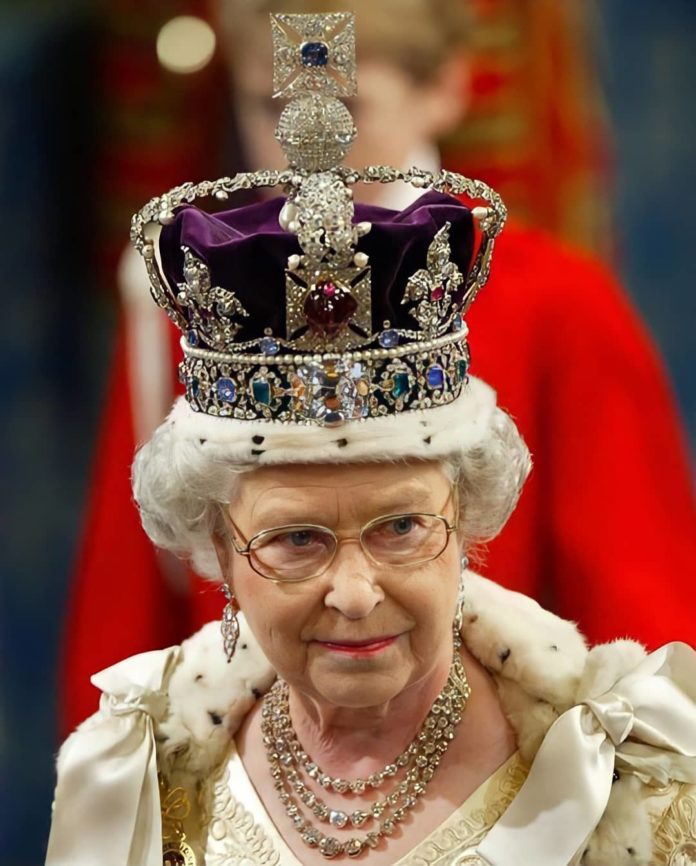 Imperial State Crown Queen Elizabeth II. (instagram.com/@hermajestythequeenelizabethll)