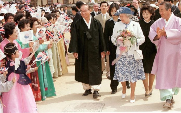 Kunjungan ratu Elizabeth II di Korea Selatan. (instagram.com/@theroyalfamily)