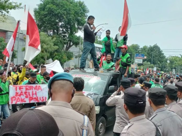 Aksi unjuk rasa ojol di Cirebon. (instagram.com/@kabarcirebon)
