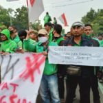 Aksi unjuk rasa ojol di Cirebon. (instagram.com/@kabarcirebon)