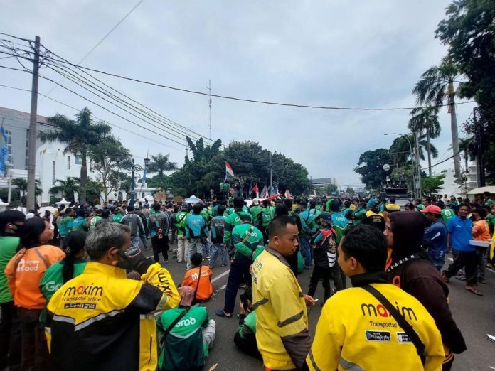 Aksi unjuk rasa ojol di Cirebon. (instagram.com/@cirebon.banget)