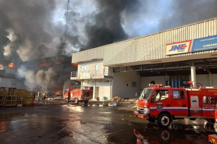 Kebakaran gudang JNE di Depok. (instagram.com/@parboaboa)