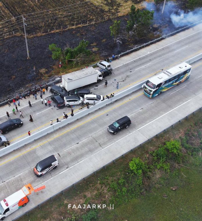 Kecelakaan beruntun tol Pejagan-Pemalang. (instagram.com/@faajarkp)