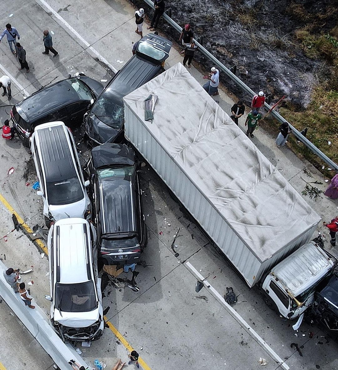 Kecelakaan beruntun tol Pejagan-Pemalang. (instagram.com/@faajarkp)