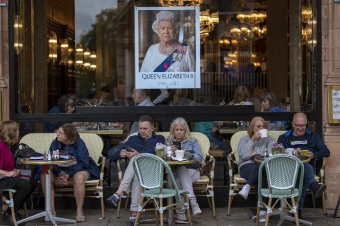 Pengunjung pemakaman Ratu Elizabeth II