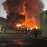 Kebakaran gudang JNE di Depok. (twitter.com/@segotiwulll)