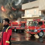 Kebakaran gudang JNE di Depok. (twitter.com/@SahabatIdris)