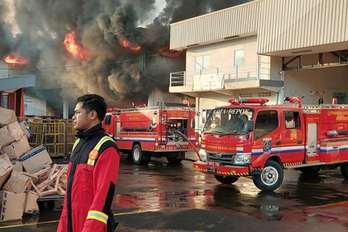 Kebakaran gudang JNE di Depok. (twitter.com/@SahabatIdris)