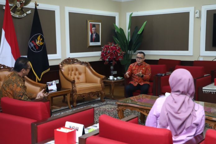 Menteri Azwar Anas berbincang dengan Kepala LAN Adi Suryanto