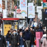 Masyarakat Inggris berjalan kaki karena ongkos transportasi ikut naik. (source: wsj.net)