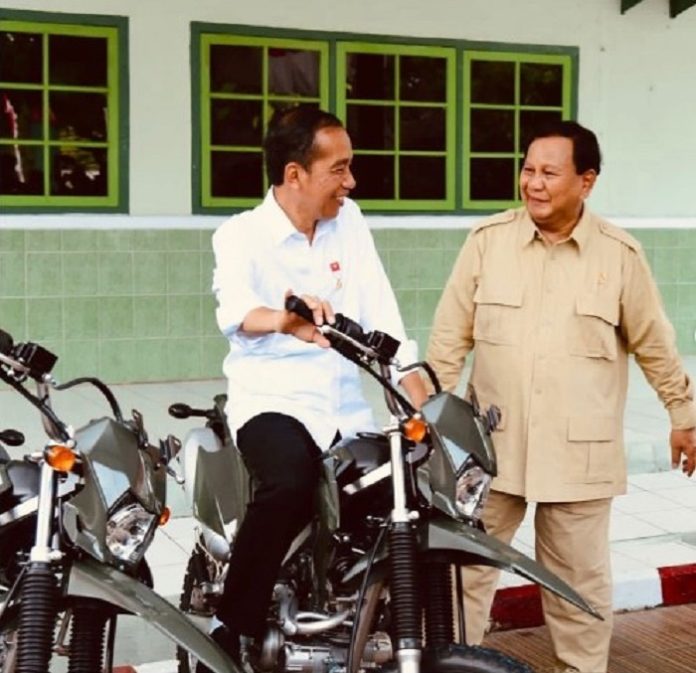Prabowo dan Presiden Jokowi sedang bercengkerama