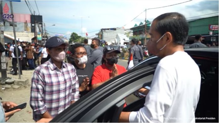 Presiden Jokowi berdialog dengan warga di Sentani