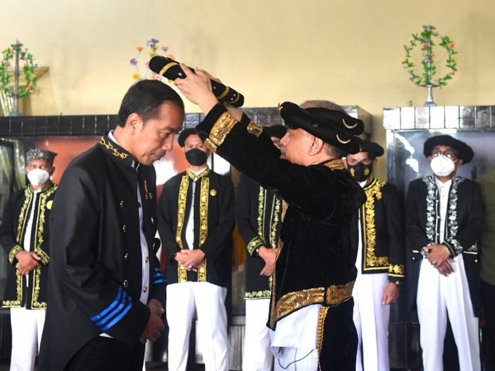 Presiden Jokowi menerima Gelar Bangsawan dari Kesultanan Ternate