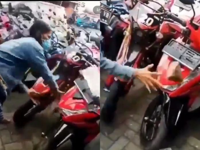 wanita merusak motor