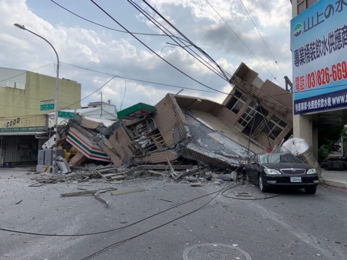 bangunan yang rubuh akibat gempa di Taiwan