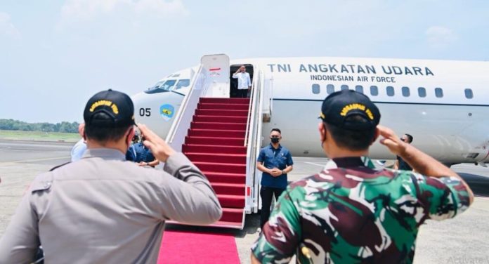 presiden jokowi bertolak ke Sultra gunakan Boeing 737-400 TNI AU untuk VVIP