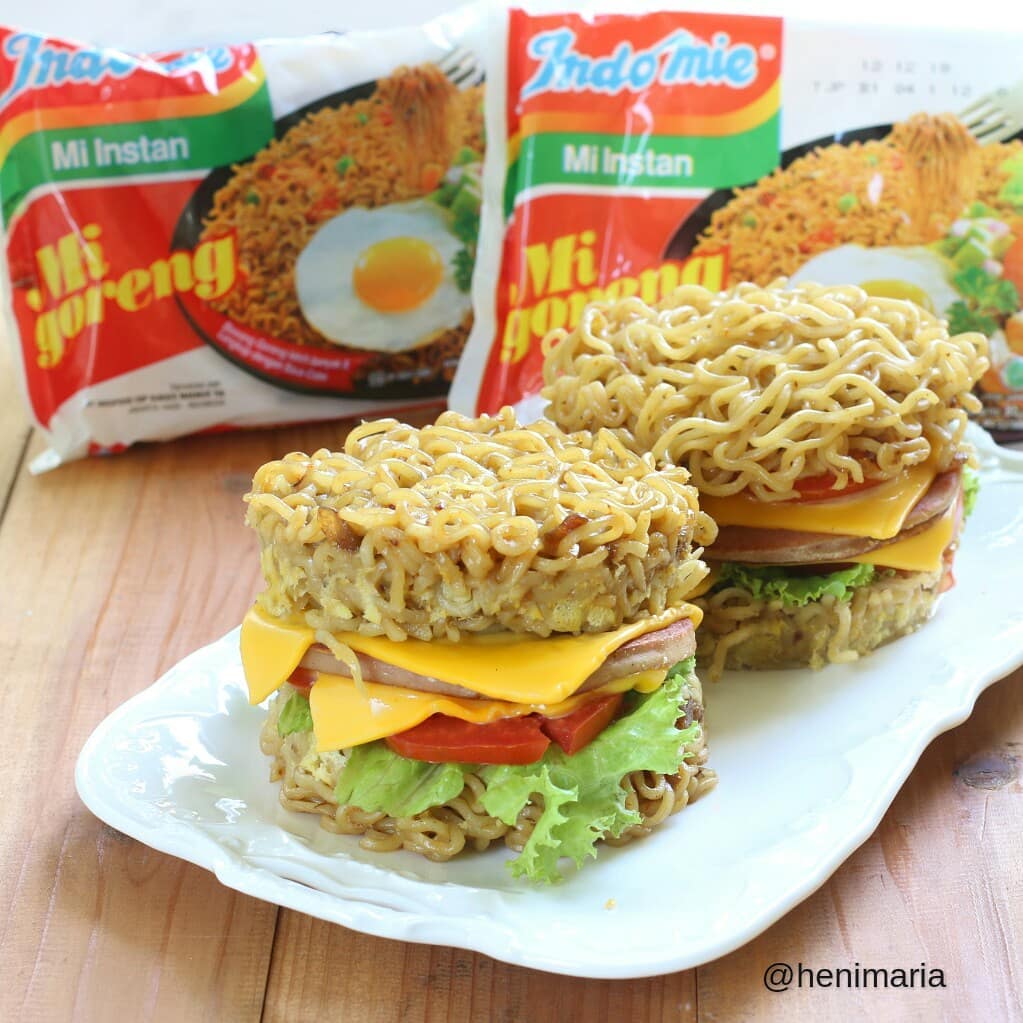 Burger Mi Instan (instagram.com/@henimaria)