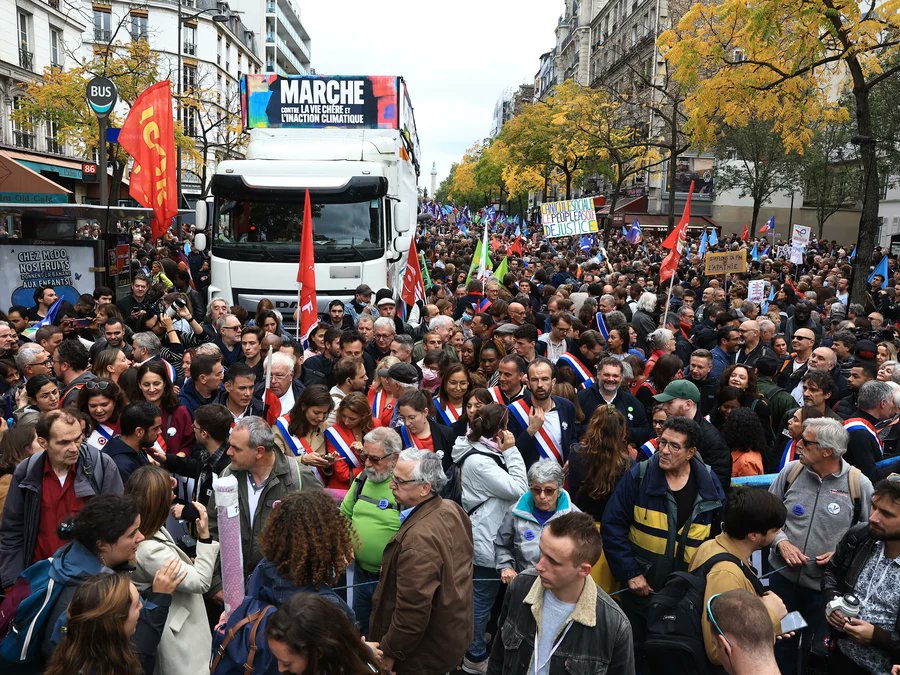Protes di Paris (twitter.com/@Comet_Spelling)