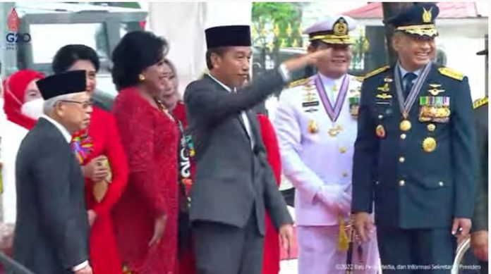 Presiden Jokowi saat memanggil masyarakat yang ingin berfoto